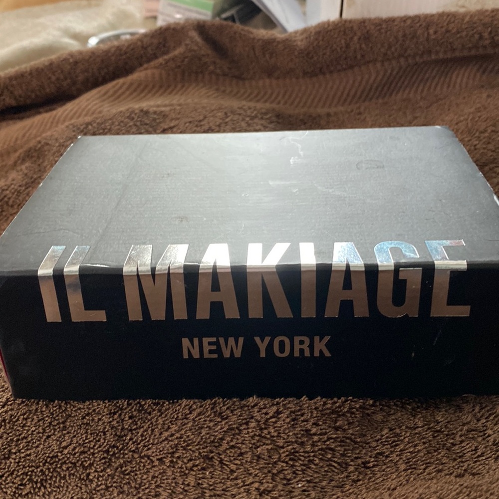 Il Makiage BNWT foundation/eyeliner kit.